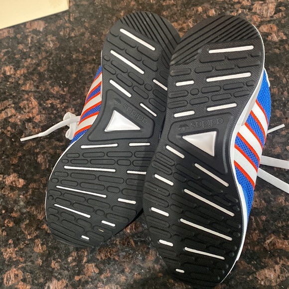 Adidas boys size 4 sneaker - Picture 3 of 4